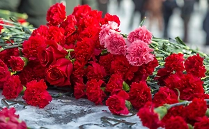 «Мы все плачем»: Друзья символично простились с мальчиком, погибшим при сходе лавины в ХМАО