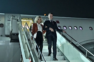 Макрон проигнорировал жену при выходе из самолёта и оказался в центре скандала