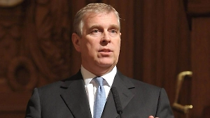 Арест принца Эндрю стал крупнейшим потрясением для Виндзоров после смерти Леди Ди