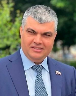 Снег, собранный с улиц, отнесён федеральным классификатором к отходам, и его складирование запрещено на детских игровых и спортивных площадках, в зонах отдыха, на льду водоёмов и в радиусе пятидесяти метров от источников водоснабжения. Вывоз снега осуществляется на специальные площадки с водонепроницаемым покрытием либо на снегоплавильные установки, а нарушителям грозят штрафы по статьям 6.3, 8.2 и 8.13 Кодекса об административных правонарушениях: гражданам — до четырёх тысяч рублей, должностным лицам — до тридцати тысяч, индивидуальным предпринимателям — до пятидесяти тысяч, юридическим лицам — до четырёхсот тысяч рублей. 