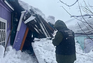 В Кузбассе мужчину насмерть завалило снегом с крыши его дома