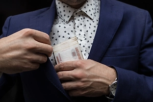 В России предложили ограничить снятие денег через кассы и NFC-переводы