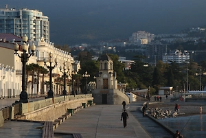 Жители Ялты бьют тревогу из-за риска обрушения старой подпорной стены рядом с домом Чехова