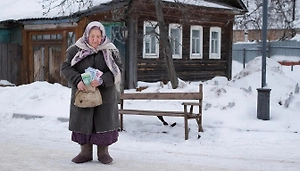 Бабуле из Новосибирска выдали пенсию купюрами «Банка приколов»