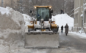 «Раздают лопаты и летние кроссовки»: Делягин назвал причины плохой уборки снега в России
