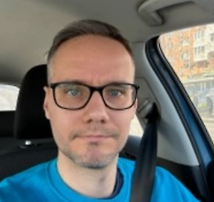 «Проблемное» обучение в суде обычно доказывается не фразой «мне не понравилось», а конкретными нарушениями: отсутствие обязательной лицензии (когда она нужна), несоблюдение программы и объёма часов, подмена заявленного формата записями вместо занятий, отсутствие обещанной обратной связи и проверки заданий, преподаватели без заявленной квалификации, системные переносы и срывы занятий. Туда же относится и ситуация «курс из банальностей», если по факту контент и методика не соответствуют заявленной программе и обещанным компетенциям. 