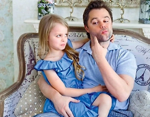 Виталий Гогунский невозмутимо поздравил свою 16-летнюю дочь с совершеннолетием