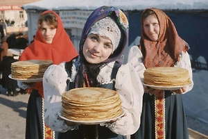 Как в СССР устраивали «Проводы русской зимы»? Блины, хороводы и чучело в огне — 10 душевных фото