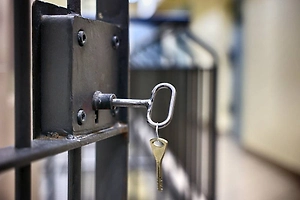 Двух подростков осудили за поджог вертолёта Ми-8 в Омской области