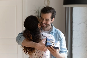 Психолог назвала 2 незазорных способа купить мужу подарок на 23 Февраля за его же деньги