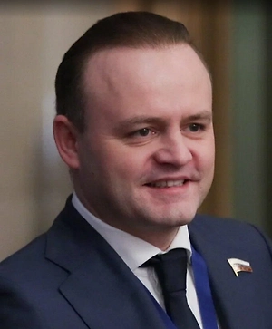 Проблема: человек в кризисе не знает, куда звонить. Сегодня гражданин, столкнувшийся с острым психологическим неблагополучием, будь то паническая атака, суицидальные мысли или состояние горя, часто оказывается в информационном вакууме. Существующие номера помощи разрозненны, длинны и труднозапоминаемы.