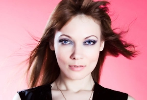 Если ты не работаешь, а сделать подарок мужу всё-таки хочется, есть два варианта. Вариант первый — самый простой и, на мой взгляд, честный. Ты подходишь к мужу и говоришь, что очень хочешь сделать ему подарок, но у тебя нет денег. Ты говоришь о своём позитивном желании, при этом признаёшься, что денег нет. Муж, в принципе, и так об этом знает. Скорее всего, ты получишь на карточку какую-то сумму, которую ему не жалко потратить на подарок.