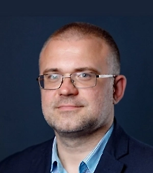 Дополнительную опасность представляет то, что животные часто облизывают лапы после прогулки. В этом случае реагенты попадают в желудочно-кишечный тракт и могут вызвать расстройства пищеварения, отравления и интоксикацию, особенно у мелких пород и щенков. При длительном воздействии возможны хронические проблемы с кожей и слизистыми оболочками.