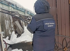 В Аткарске мужчину насмерть придавило рухнувшим из-за снега навесом