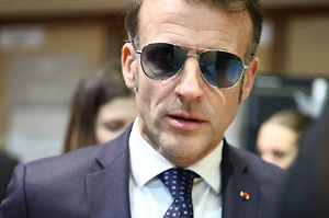 «Посмешище всего мира»: Макрона в «волшебных» очках обвинили в унижении Франции