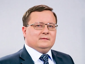 Считаю, что ключевую ставку на ближайшем заседании в пятницу немного понизят, вероятно, до 15,5%. Однако вряд ли это окажет очень сильное влияние на курс. В целом обществу приходится адаптироваться к новой реальности, в которой инфляция стала постоянным спутником.