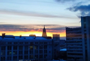 Белый, синий и красный: Редкий закат раскрасил московское небо в цвета флага России