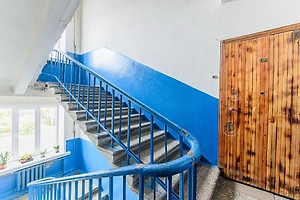 Пять шагов к решению: Что делать, если соседка ограничивает доступ на этаж через общую дверь