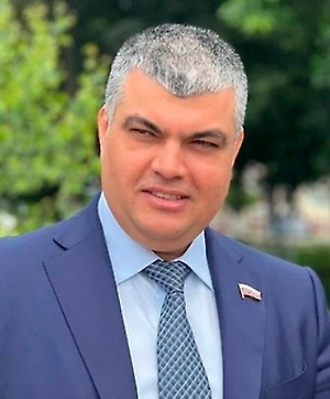 Балкон или лоджия в многоквартирном доме, согласно жилищному законодательству, являются частью квартиры, то есть частной собственностью. Поэтому очистка снега и сосулек с внутренней части балкона, с его плиты и ограждений — прямая обязанность собственника жилья. То же самое относится к террасе, если она конструктивно является частью частного дома или квартиры. 