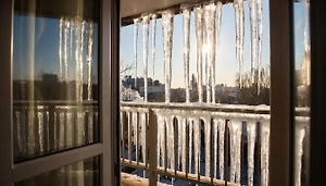 В ГД рассказали, кто должен сбивать сосульки с балконов, кондиционеров и террас