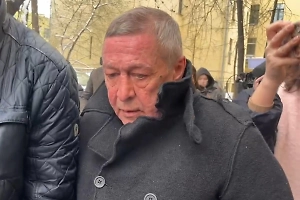 Михаил Ефремов обзавёлся охраной и теперь передвигается на минивэне V-класса