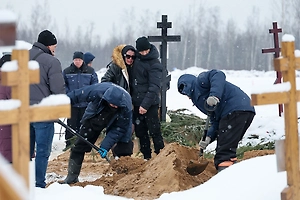 Мать убитого 9-летнего Паши попросила прощения, стоя на коленях у его гроба