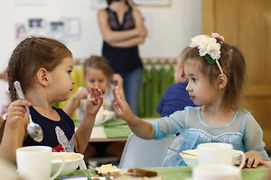 Дети в Перми массово отравились завтраками от скандально известного поставщика
