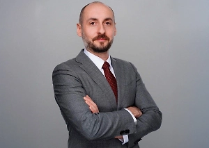 Снижение цен на базовые социально значимые товары в январе отражает социальную политику торговых сетей, которые последовательно удерживают низкую наценку на товары первой необходимости и берут на себя часть ценовой нагрузки в периоды повышенной волатильности. По товарам «первой цены» ритейлеры работают с минимальной наценкой и по ряду позиций сознательно инвестируют собственные средства в поддержку доступных розничных цен. Такая стратегия позволяет сглаживать сезонные колебания и обеспечивает покупателям предсказуемый уровень расходов на повседневный продуктовый набор.