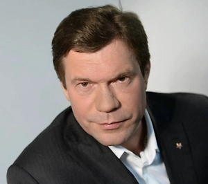 Кормят в той столовой самой обычной едой. Самое хорошее, что было — варёная осетрина, это было самое вкусное. А так вообще меню было самое обычное: сосиски, котлетки, гречневая каша. 