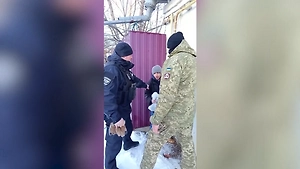 Неудачная попытка украинких военкомов «бусифицировать» лилипута попала на видео