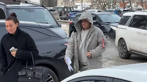 По дороге в суд рэпер Гуф подал милостыню бабушке