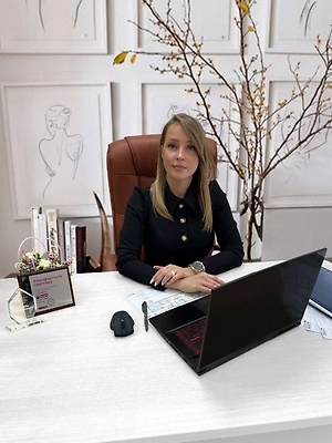 Масленица — традиционный русский праздник, поэтому привнесение в интерьер национального колорита будет грамотным приемом в оформлении пространства. Думаю, практически в каждой семье есть посуда, предметы декора, текстиль с орнаментами, выделкой, имеющей отношение к народным промыслам. Гжель, палех, вологодское кружево, — всё это не только добавит праздничной атмосферы в интерьер, но и придаст ему актуальность.