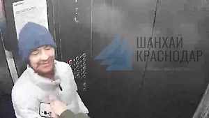 «Смеялся и не выпускал»: В Краснодаре развязный неадекват кошмарит девушек в лифтах