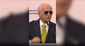 Председатель Мюнхенской конференции сорвал овации пародией на Макрона в очках