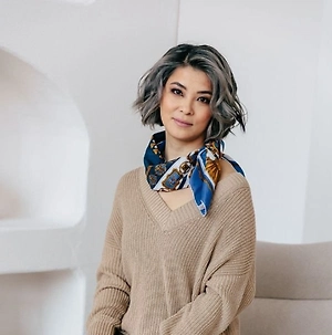 Конфликт почти никогда не начинается с самой проблемы — он начинается с формулировки. То есть с того, как именно человек начинает разговор. В переговорах, в браке, с друзьями, в переписке с партнёром именно первая фраза показывает, будет ли диалог конструктивным. Одна неточная формулировка способна разрушить отношения, и наоборот — одно зрелое высказывание может их сохранить.