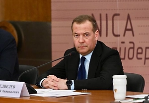 Медведев заявил, что Россия может ударить по поставщикам ядерного оружия Украине