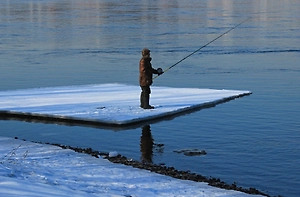 Льдину с рыбаками оторвало от берега на полкилометра в Финском заливе