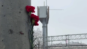 Москвичи несут цветы к месту гибели полицейского при взрыве у Савёловского вокзала