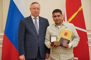 Беглов наградил дворника, который спас выпавшего с седьмого этажа ребёнка