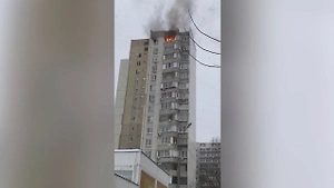 В Москве огонь заблокировал жильцов на 17-м этаже дома, люди кричат из окон