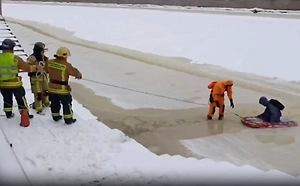 Спасателям пришлось вызволять мальчика из хрупкой ловушки на льду Фонтанки