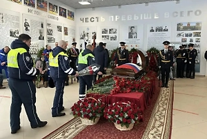 Полицейские провожают в последний путь офицера, погибшего при взрыве у Савёловского вокзала