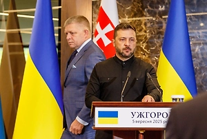 Фицо принял предложение Зеленского о встрече, но отказался приезжать на Украину