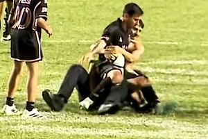 Фанат выбежал на поле во время матча «Интер Майами» и повалил Месси на газон