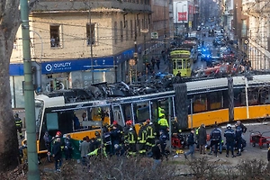 В Милане трамвай сошёл с рельсов, два человека погибли и более 40 пострадали