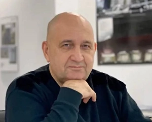 Вариантов несколько. Или он [похититель] ждал, когда приедут заказчики похищения этого ребёнка, заберут ребёнка и заплатят ему обговорённую сумму для перепродажи бездетным семьям. А может быть, с целью получения каких-то донорских органов для транспортологии. Они тоже очень дорого стоят. <...> Ещё могла быть у них цель — получение выкупа с родителей за освобождение ребёнка, но здесь надо понимать, что за родители и какие у них доходы.