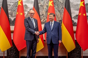 Spiegel: Мерц в Китае говорил о сотрудничестве и забыл о своей критике Пекина