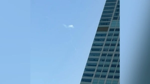 Загорающих на фоне работы ПВО туристов в Дубае сняли на видео