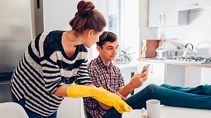 Свекровь увидела, как я мою посуду, и сказала мужу: «Развод будет через год максимум»