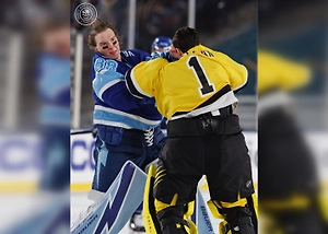 Василевский подрался с вратарём «Бостона» в матче НХЛ на открытом воздухе